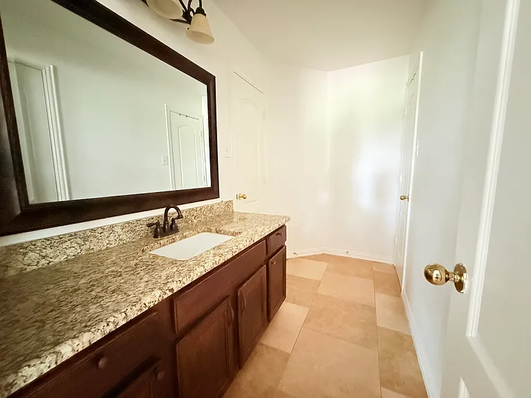 525 Abbey Ct — Photo 22