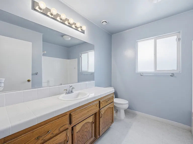 5809 Roscomare St — Photo 3