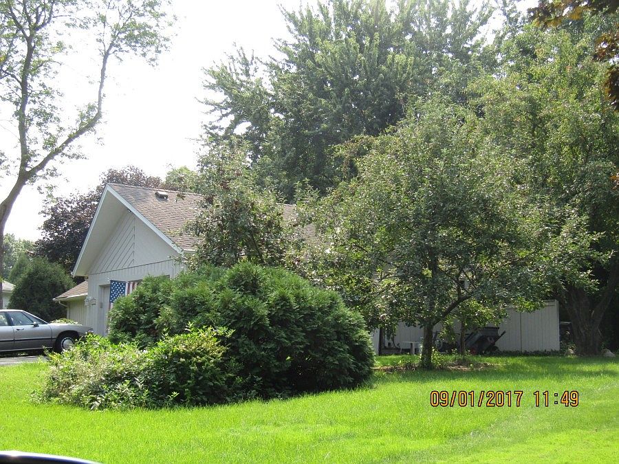 2nd image of 5915 W 106th St