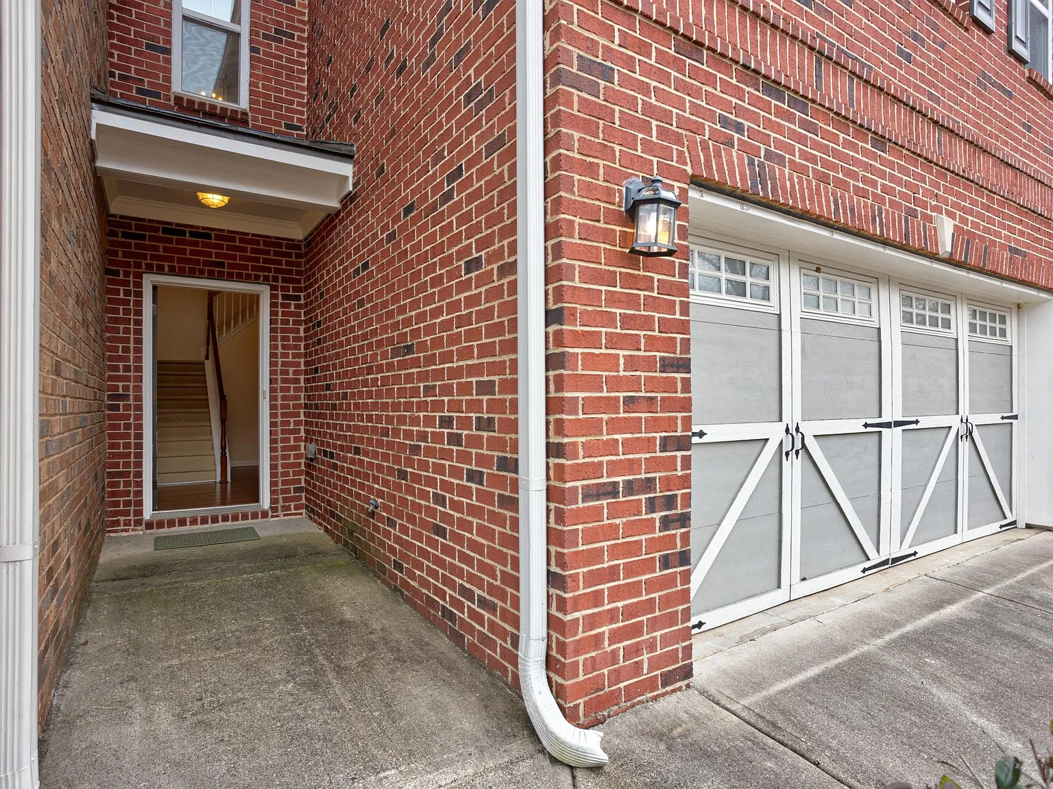 3 bed, 2.5 bath, 2500 sqft, $2,600 — Photo 3