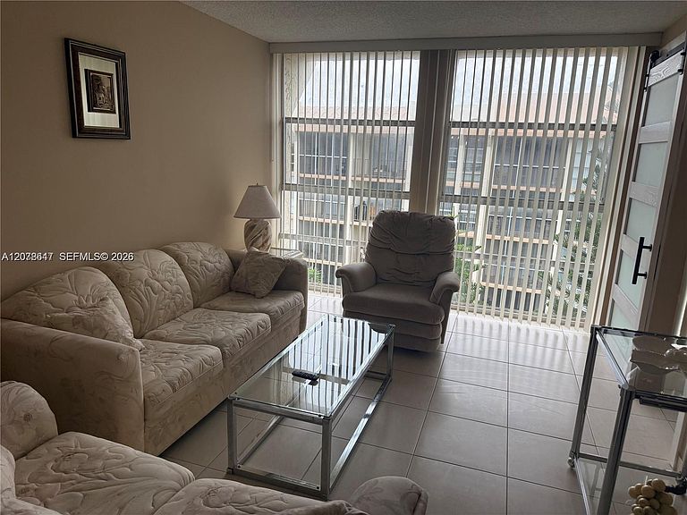 851 Three Islands Blvd APT 511, Hallandale, FL — $1,900/mes