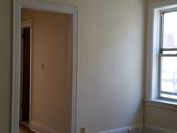 2nd image of 2520 Broadway APT 1C