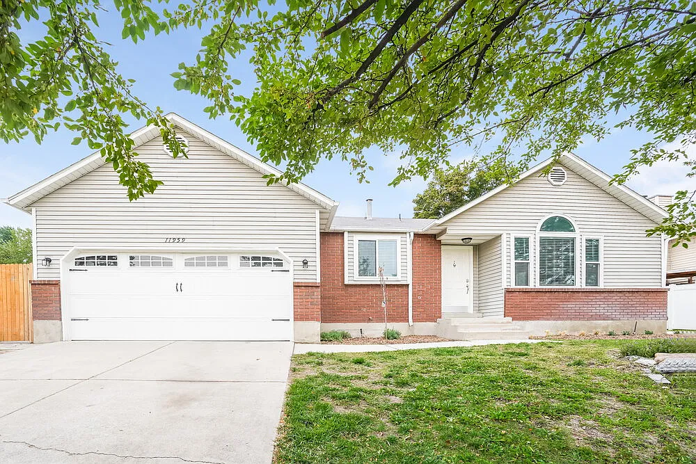 5 bed, 3.0 bath, 2516 sqft, $3,130 — Photo 1