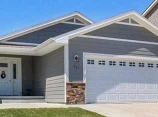 931 Scotts Creek Ct, Hickman, NE 68372