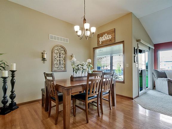 4th image of 604 E Stone Lake Dr