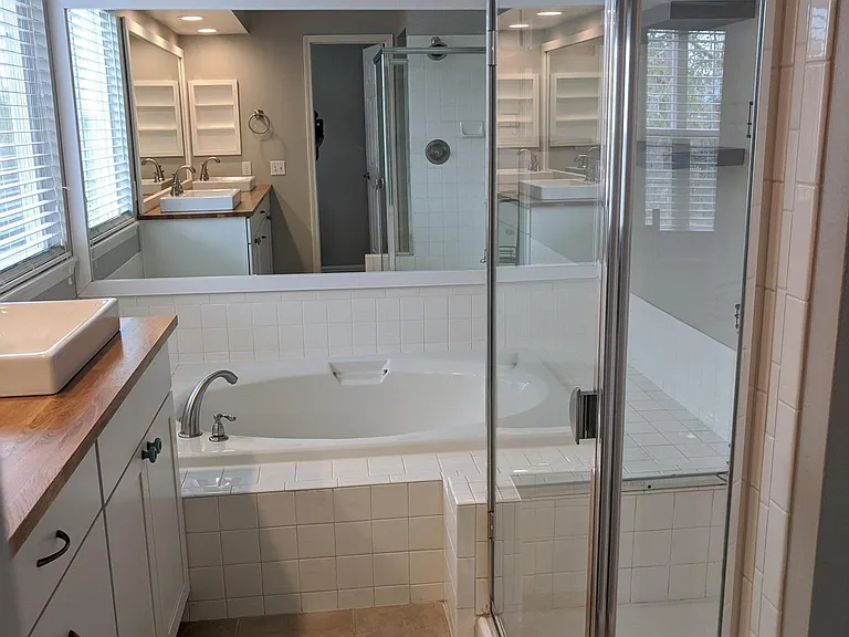 Master bath with tub
