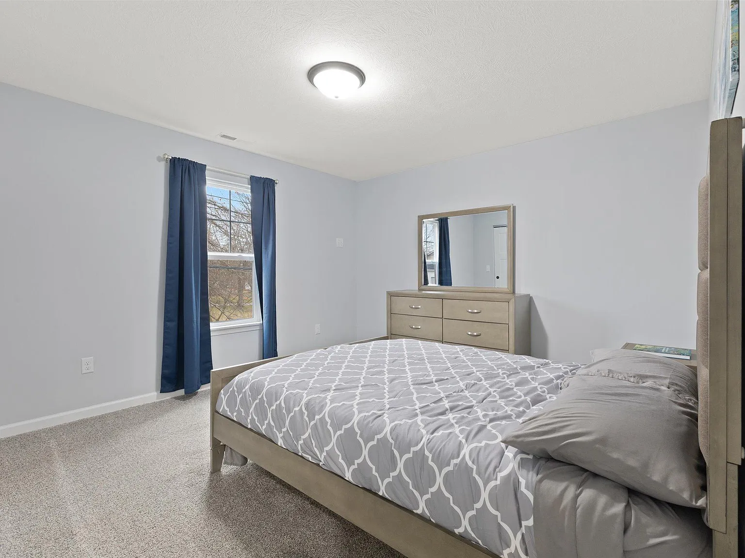 4 bed, 3.5 bath, 2606 sqft, $776 — Photo 2