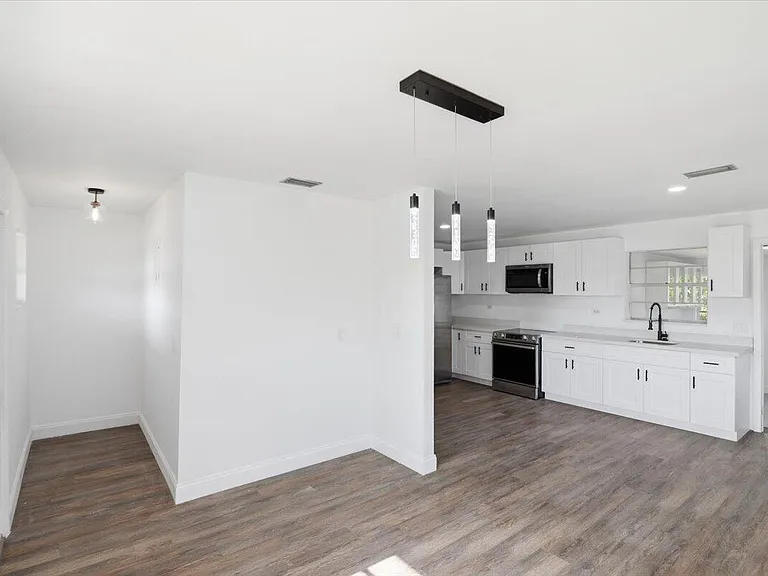 270 SW 10th Ave — Photo 6