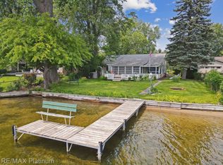 1362 Elmhurst Dr, Howell, MI 48843