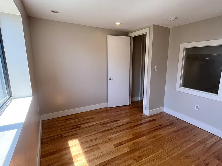 323 Melrose St #3F — Photo 8
