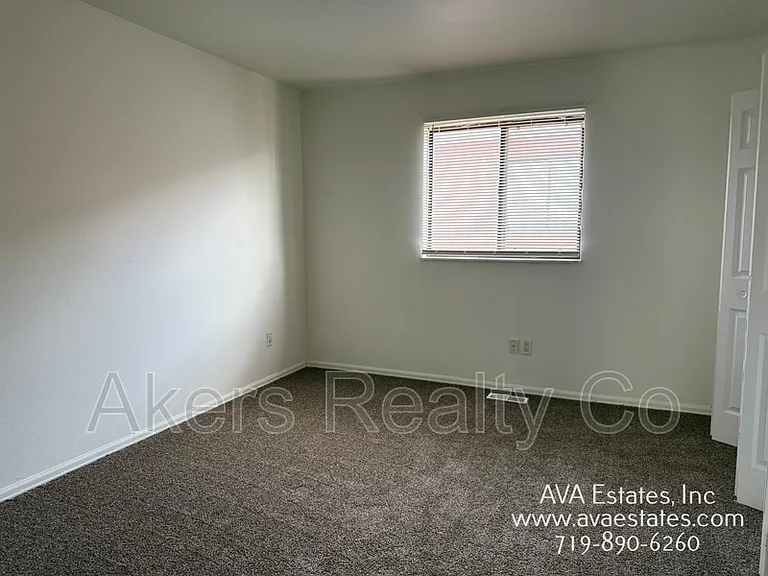 1405 E 19th St #B — Photo 11