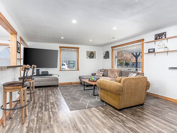 3rd image of 1219 Cottonwood Dr