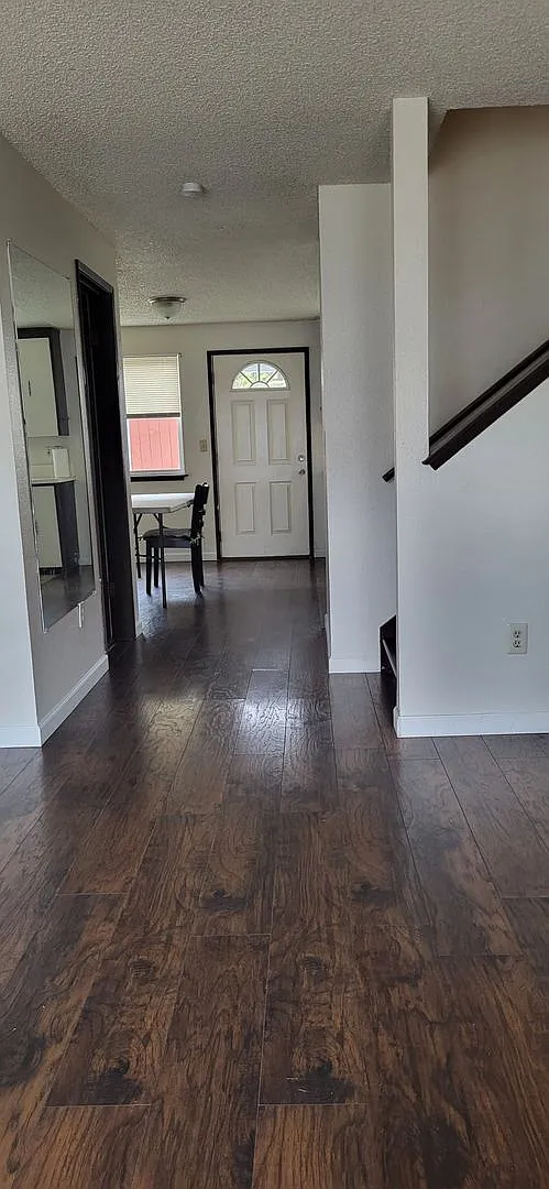 3 bed, 1.5 bath, 1100 sqft, $2,050 — Photo 4