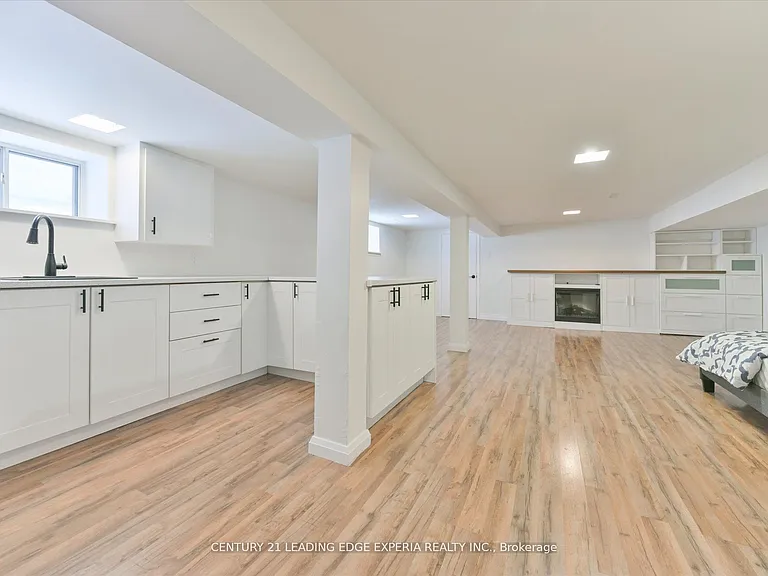 24 Torrens Ave #LOWER — Photo 4