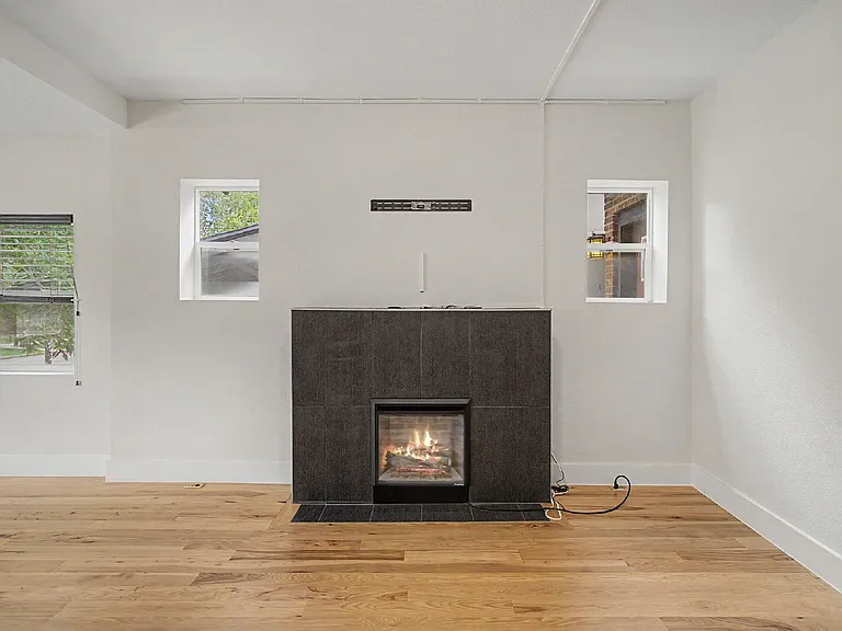 1230 N Logan St — Photo 15