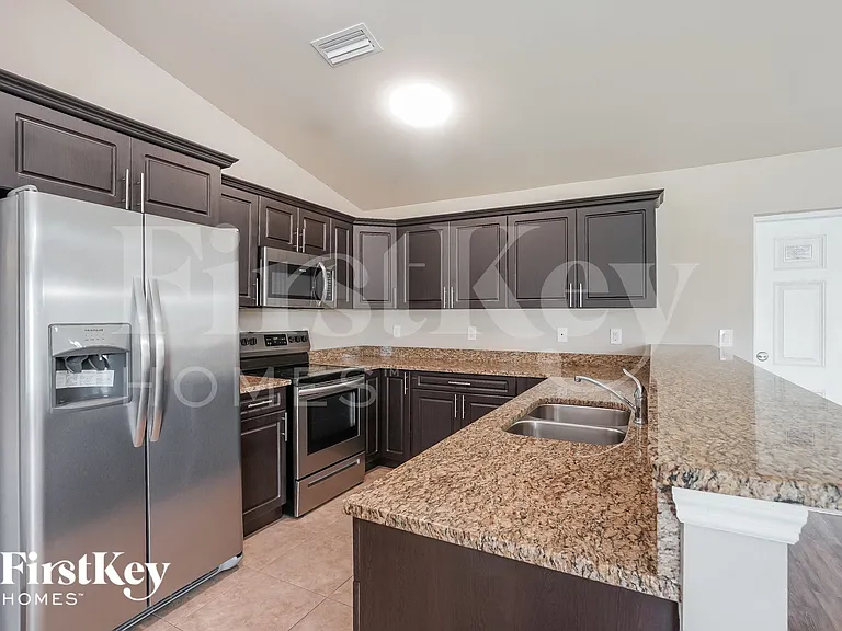 625 SW 13th Ter — Photo 5