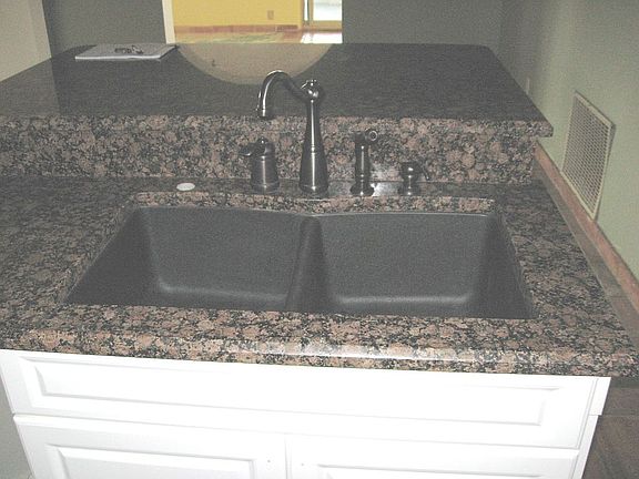 KITCHEN ISLAND/SINK