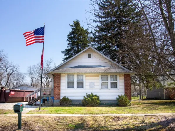 210 N Mill St, Martinsville, IL 62442