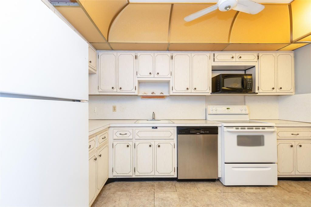 2731 NE 14th St Causeway #121, photo 5