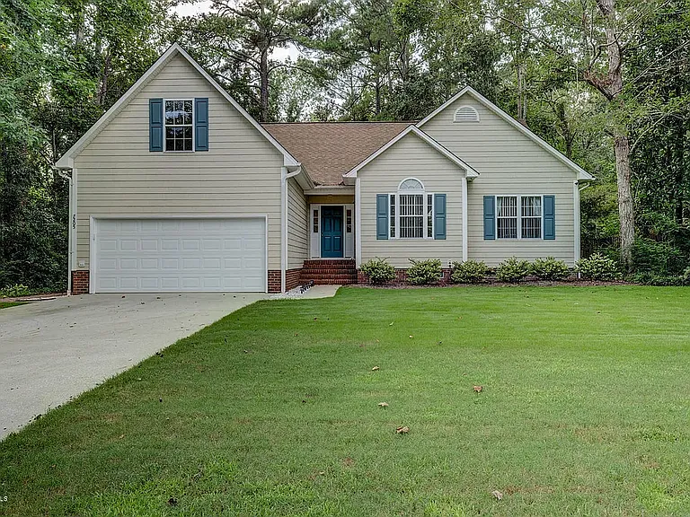 Home Exterior
Spacious home on 3/4 of an acre in Ogden, offering a peaceful setting with mature trees and exceptional privacy. Conveniently located near Ogden Elementary, Publix, Starbucks, local shops (~1mi) and less than 7mi from Wrightsville Beach.