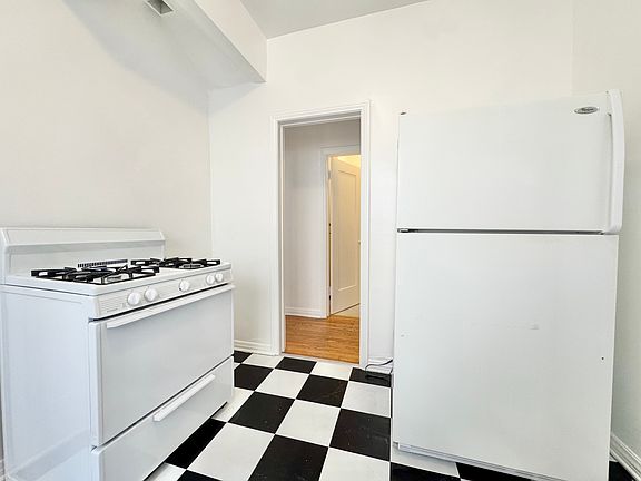 3rd image of 336 N Genesee Ave #A