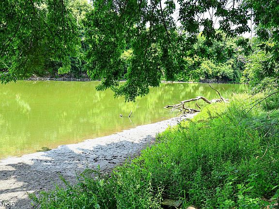4th image of 120 Country Club Dr