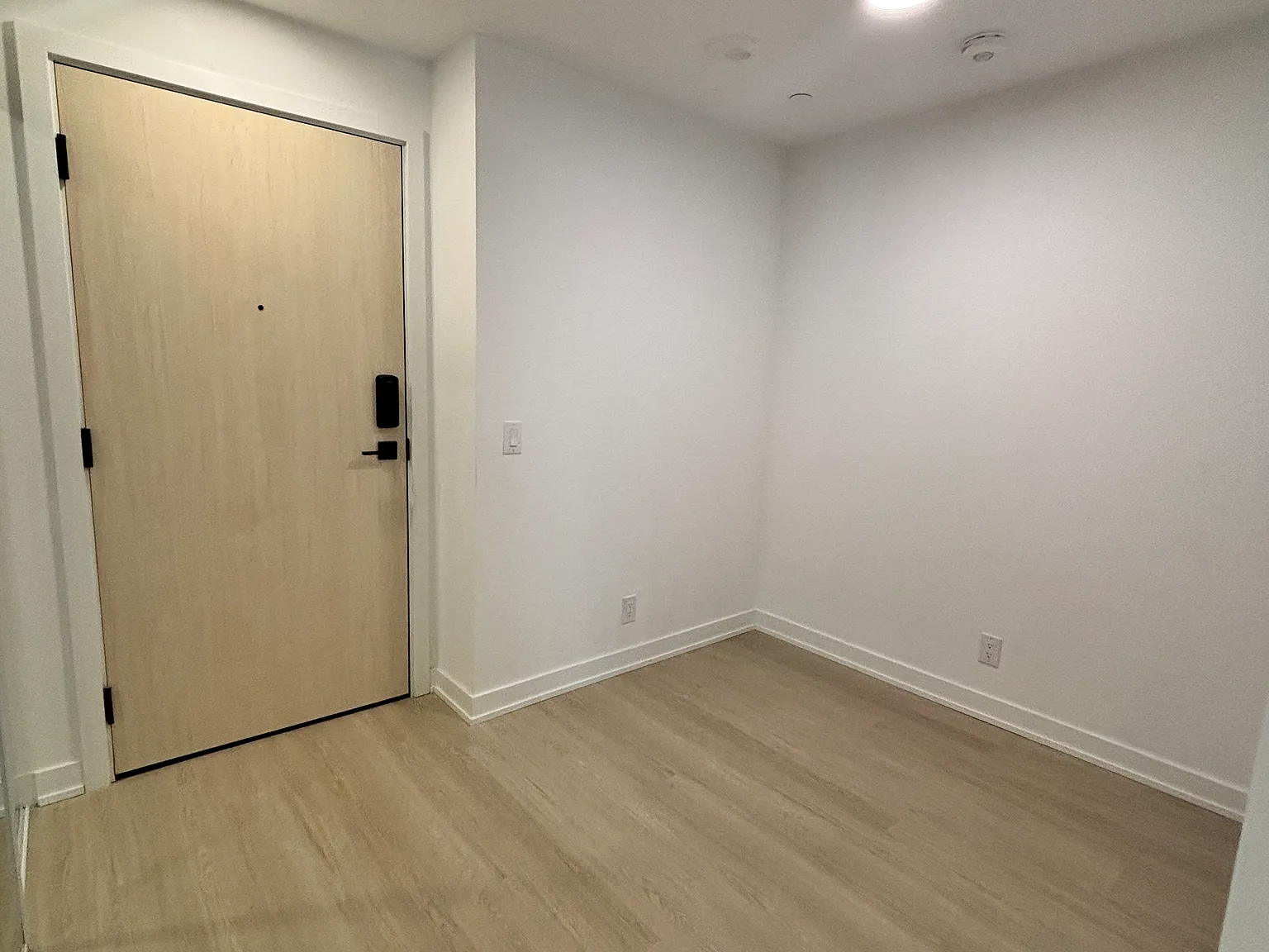2 bed, 695 sqft, $2,600 — Photo 2