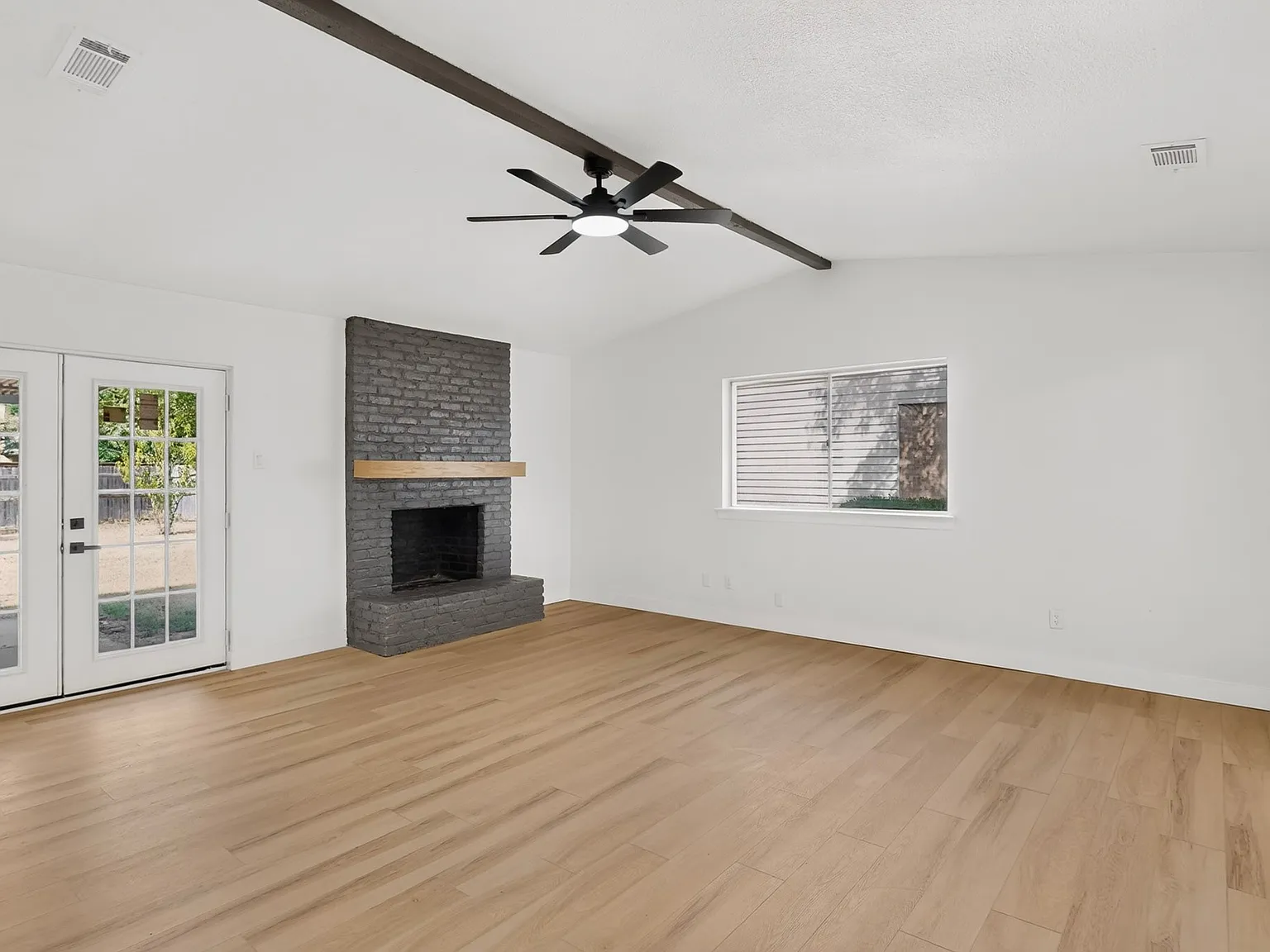 3 bed, 1198 sqft, $2,200 — Photo 4