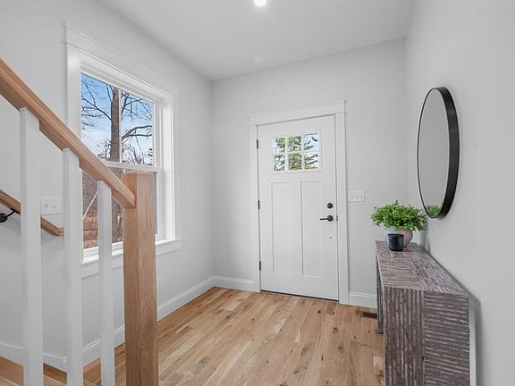 3rd image of 46 Beach Rd