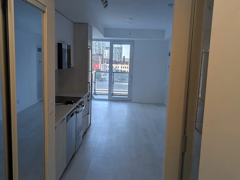 75 James St S #612 — Photo 3