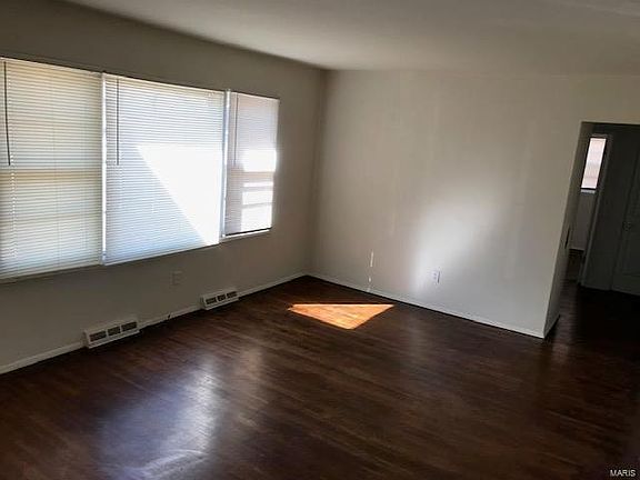 3rd image of 135 Calbreath Ct