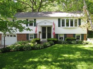 17 Cricklewood Dr, Leicester, MA 01524