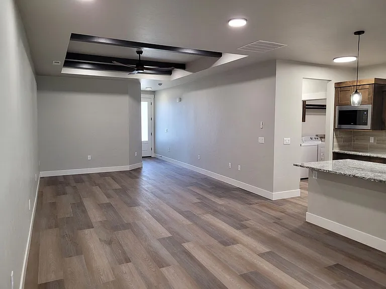 546 W Broadway Ave — Photo 2