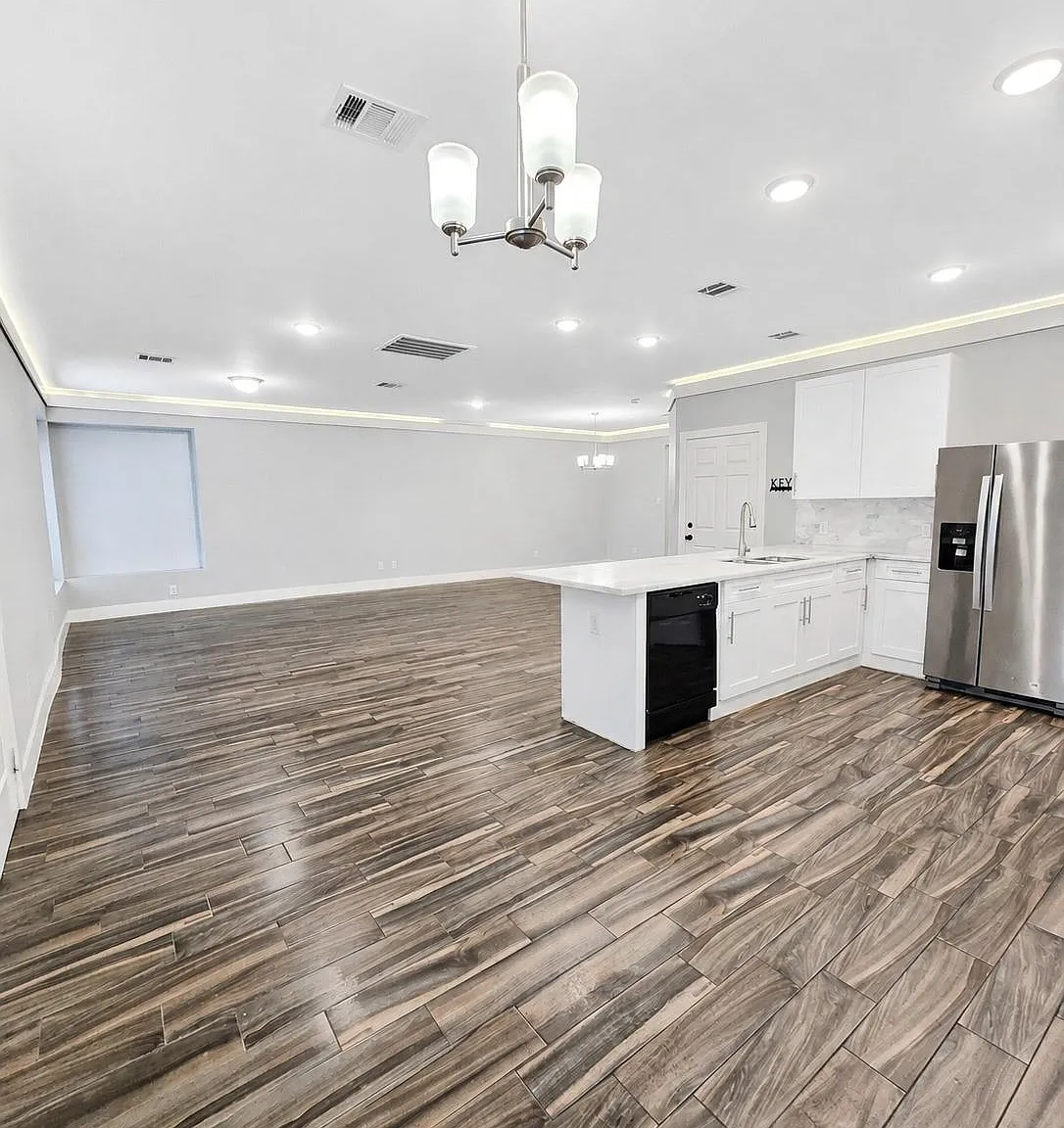 3 bed, 2.5 bath, 2600 sqft, $2,300 — Photo 3