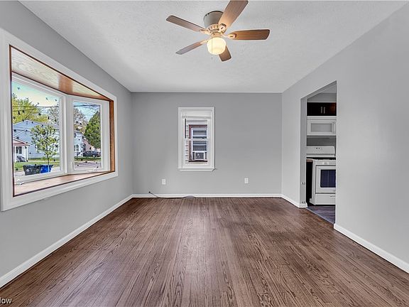 3rd image of 13523 Wainfleet Ave