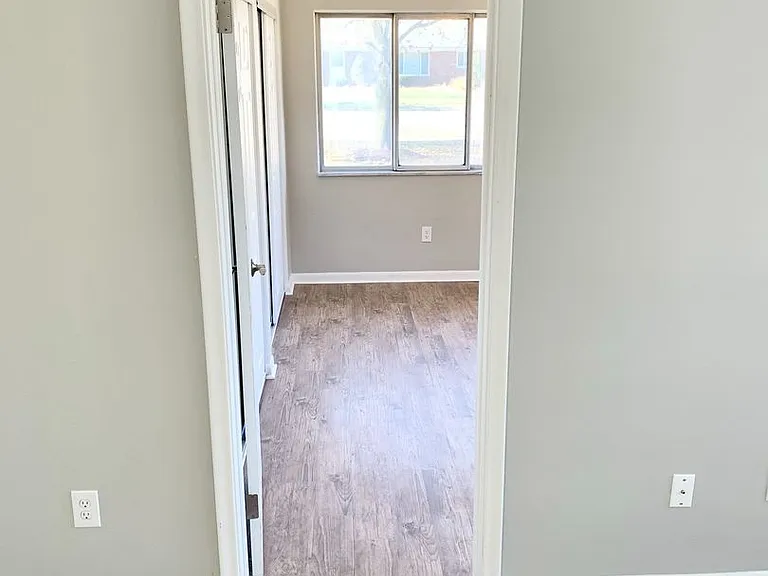 403-427 S Crooks Rd — Photo 12
