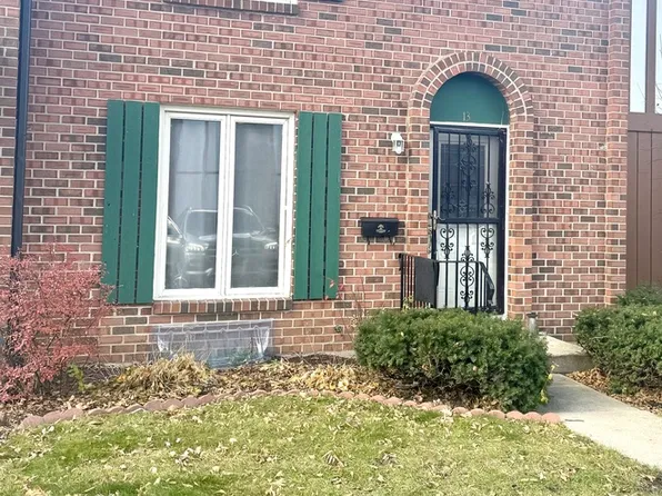 13 Pioneer Park Pl, Elgin, IL 60123