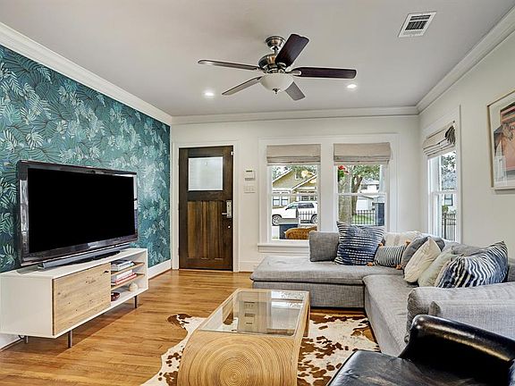 Spacious living room
