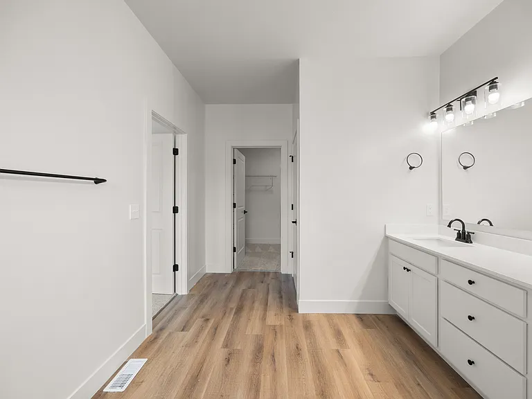 Primary bedroom's en-suite bathroom (2-bedroom floorplan)