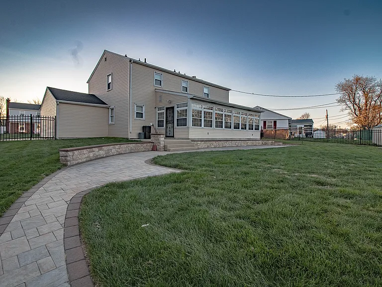 19 Herbert Dr — Photo 22