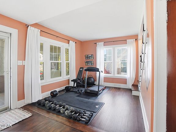 5th image of 210 N Greenlawn Ave