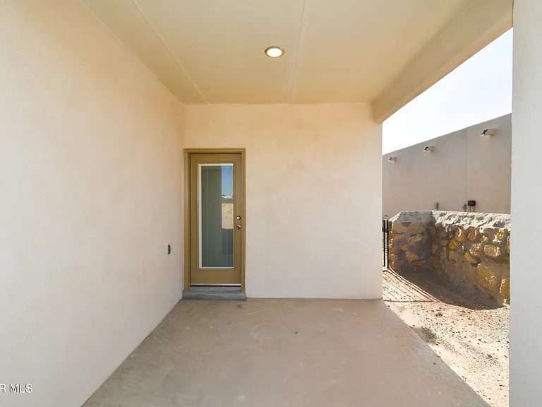 902 Bromyard Dr — Photo 10