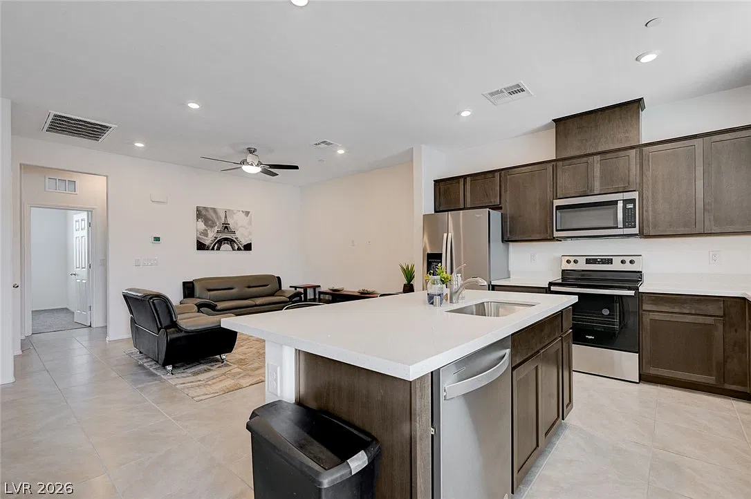 3 bed, 2.0 bath, 1221 sqft, $1,995 — Photo 2