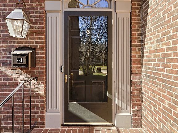 4th image of 221 Holiday Rd