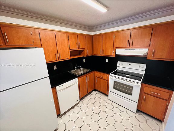 3rd image of 1300 NE Miami Gardens Dr APT 204E