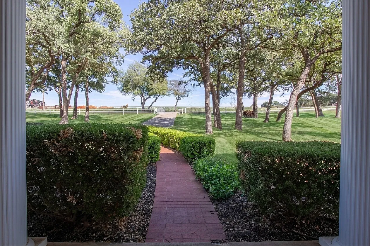 3 bed, 2.5 bath, 3056 sqft, $5,000 — Photo 3