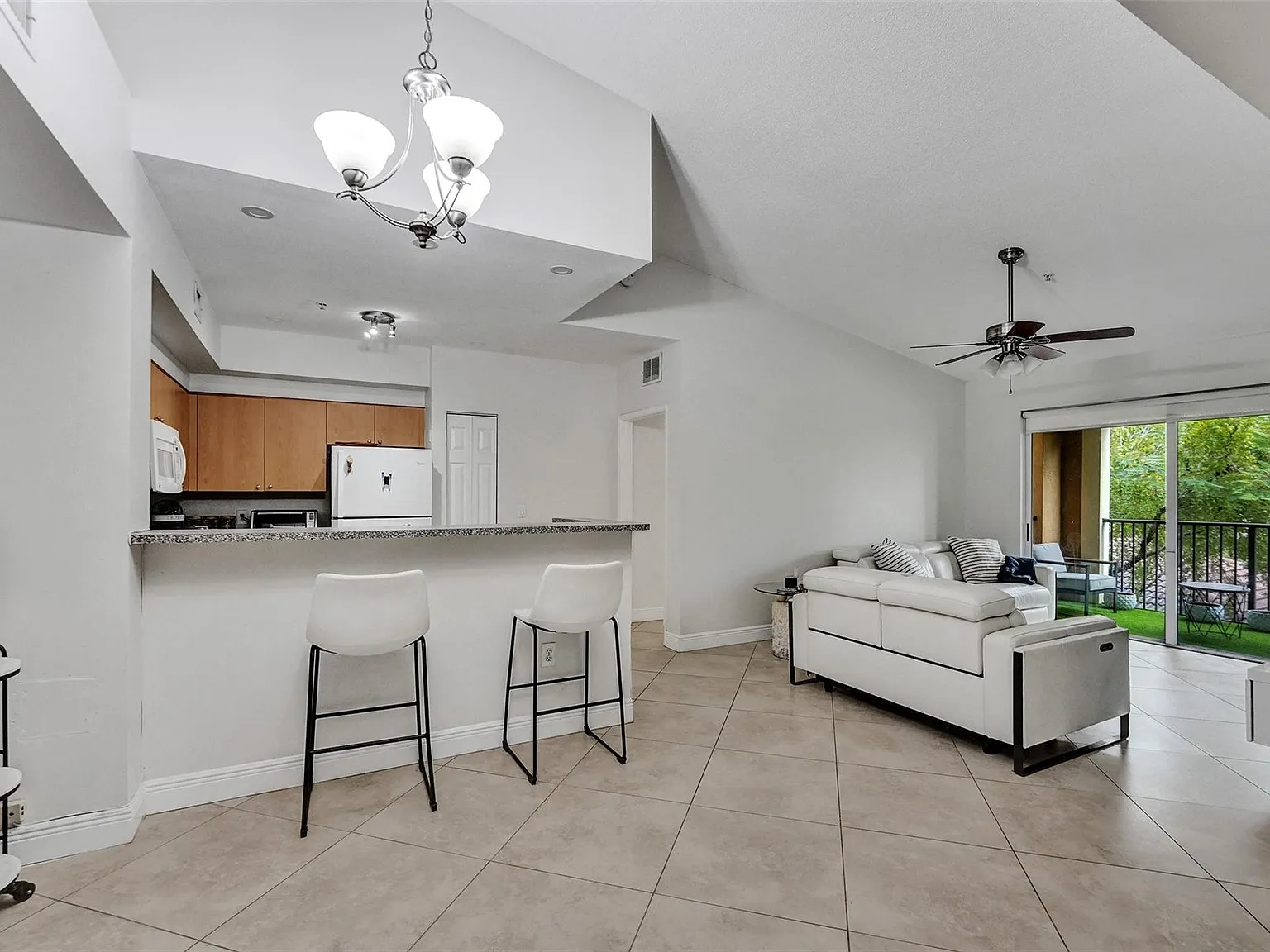 2 bed, 2.0 bath, 1000 sqft, $2,100 — Photo 1