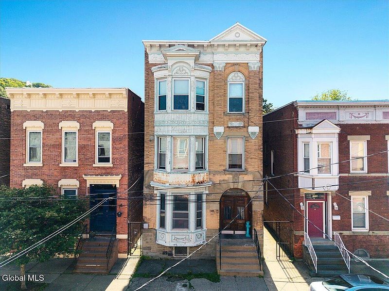 2nd image of 1040 5th Avenue