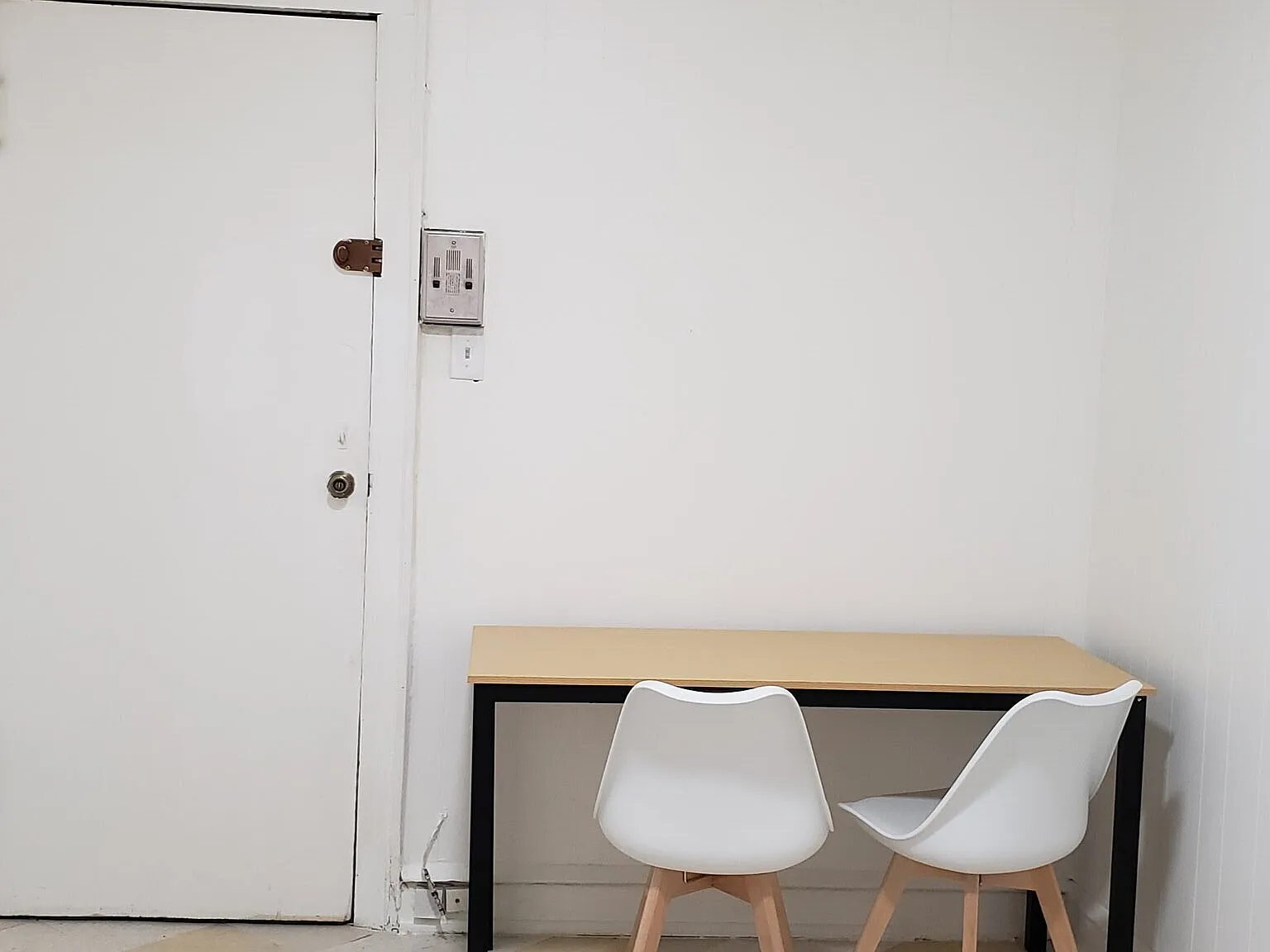 Immediate occupancy Hyde Park Furnished Room — Photo 2