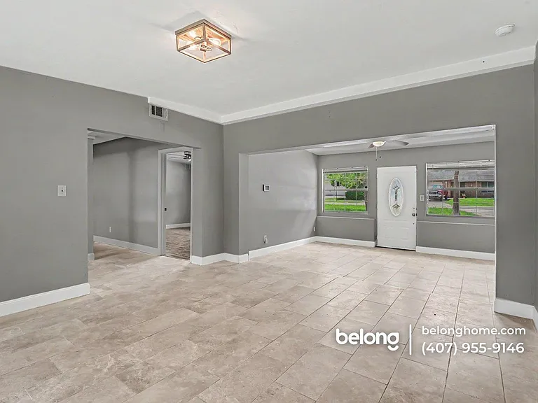 1518 Oranole Rd — Photo 3